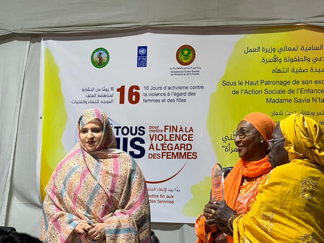 adamcoulibaly8's tweet photo. Remise de distinctions à la Ministre de l'Action Sociale, Enfant et Famille 🇲🇷 et au @PNUDMauritanie lors de la Conférence Débat 16 jours d'activisme #stopVBG 💪💪 #Associationfemmesactiondeveloppement 🇲🇷 https://t.co/Ujy0VlNK4N