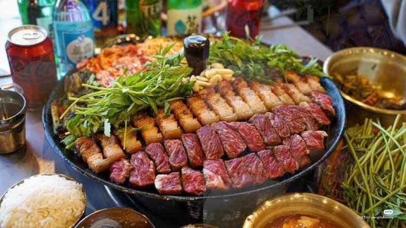 thewcr_'s tweet photo. 📍MGM BBQ 弘分店韓國

当楚然在韩国烤肉店用餐时，一位工作人员（？）在盘子上取下了她的签名，现在可能作为到访的名人展示！ https://t.co/i634jv1Bnr
