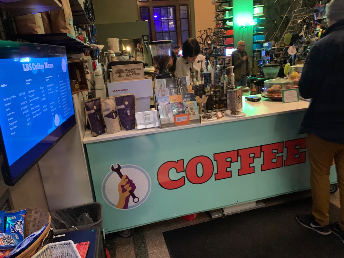 FrederickMelo's tweet image. Insiders know to window browse  the European Christmas Market, duck inside to the Union Depot, and then avoid the lines and get their hot stuff and snacks at the “secret” cafe in the bike shop…