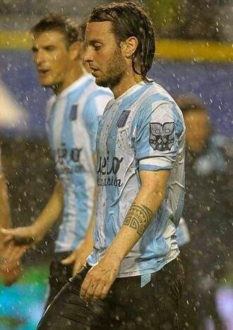 SchizoRC's tweet photo. Este muchacho se rompio y cago la carrera por seguir jugando todo roto para sacar campeon a Racing y JUGAR LA COPA EL AÑO PROXIMO, NO SE CONFORMO CON SALIR CAMPEON, NO INVENTO LESIONES NI PROBLEMAS FAMILIARES, SE JUGO LA VIDA POR RACING. A VER SI APRENDEN UN POCO LOS JUGADORES... https://t.co/vLAh77vzll