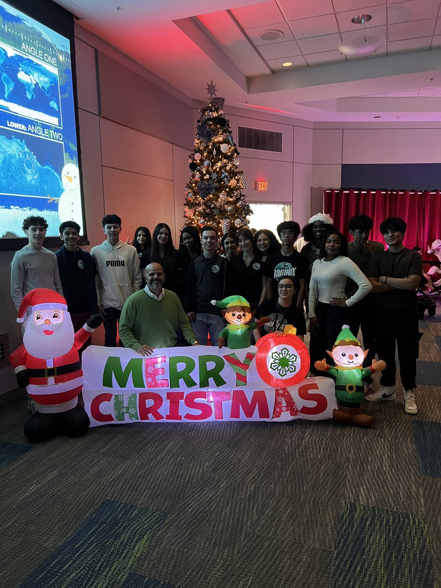 Our Jaguars love volunteering, especially when it involves cookies and Santa. Thank you @robertoalonsofl for the opportunity to be at such a great event. <a href="/MDCPS/">Miami-Dade Schools</a> <a href="/MDCPSNorth/">M-DCPS North Region</a>