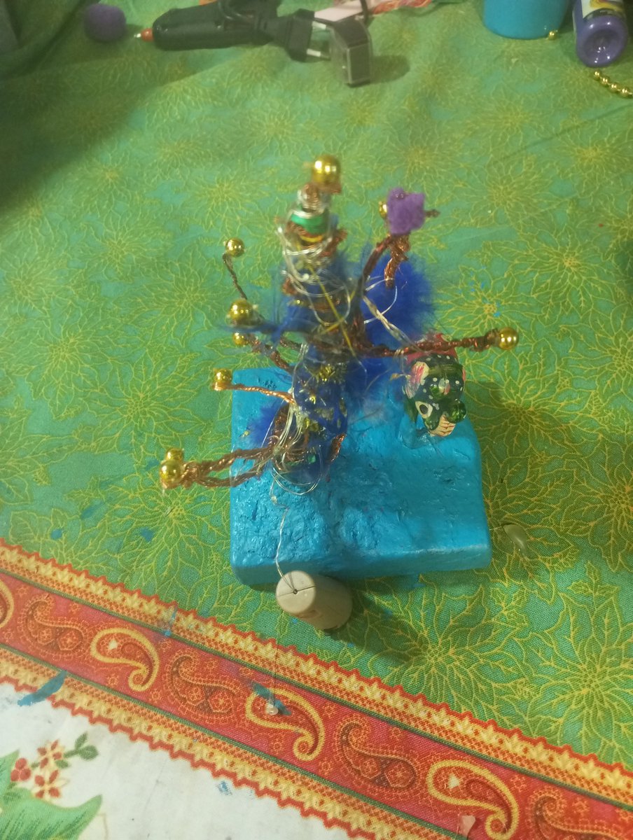 KarmarSale16322's tweet photo. Pinitos de Pascua con luces. Hecho a mano con cobre reciclado y técnica de papel maché de base.
#KarMar
#Pinitos
#ArteKitsch
25.000 cada uno. Su compra va en directa ayuda de ésta humilde servidora.
Ayuda con un RT 🫶🫶👏 https://t.co/LBmk6vt8Qq