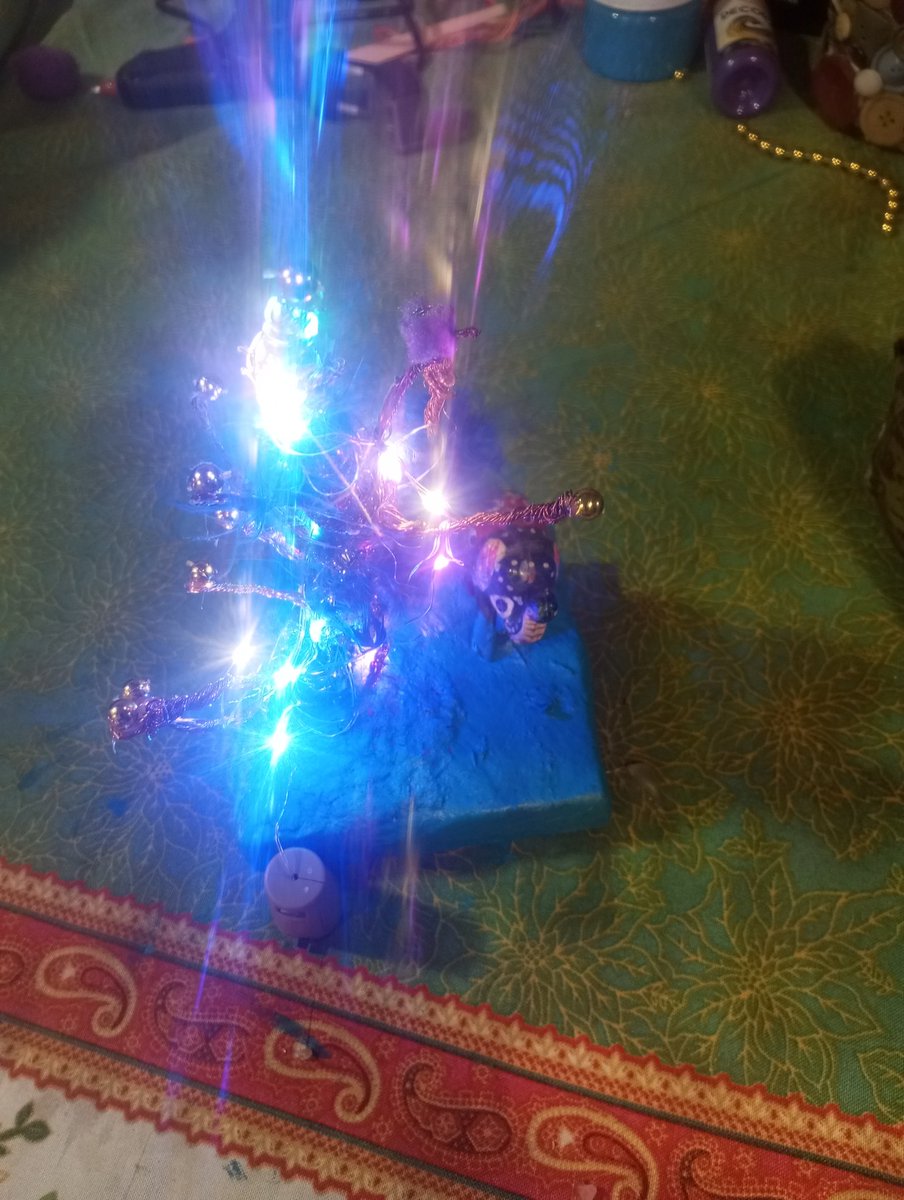 KarmarSale16322's tweet photo. Pinitos de Pascua con luces. Hecho a mano con cobre reciclado y técnica de papel maché de base.
#KarMar
#Pinitos
#ArteKitsch
25.000 cada uno. Su compra va en directa ayuda de ésta humilde servidora.
Ayuda con un RT 🫶🫶👏 https://t.co/LBmk6vt8Qq