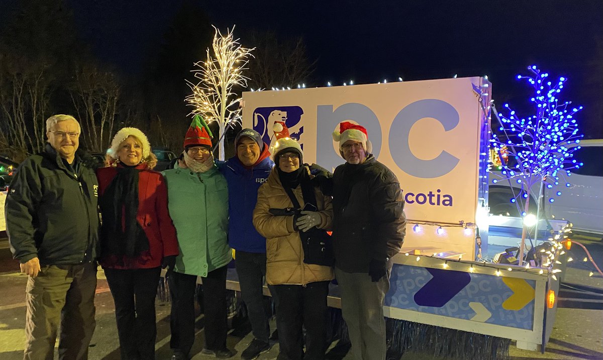 lisa_bonang's tweet photo. What a fabulous night filled with #CommunitySpirit! Lots of floats and families lining the route #ParadeOfLights #MusquodoboitHarbour @nspc https://t.co/9v1RyBETRi