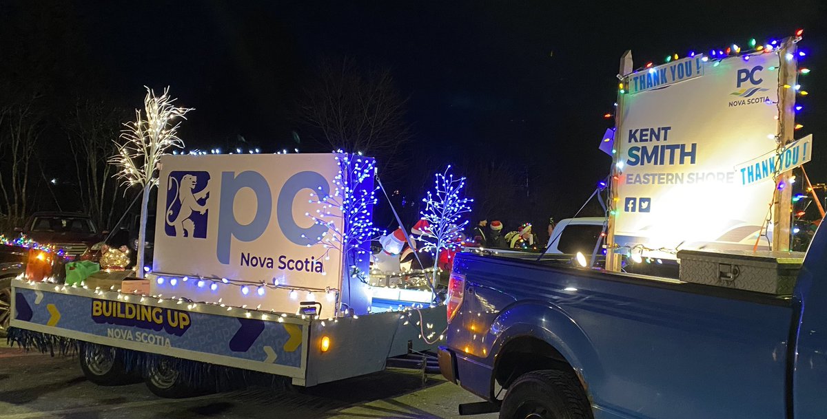 lisa_bonang's tweet photo. What a fabulous night filled with #CommunitySpirit! Lots of floats and families lining the route #ParadeOfLights #MusquodoboitHarbour @nspc https://t.co/9v1RyBETRi