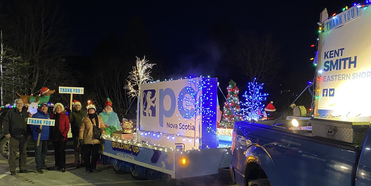 lisa_bonang's tweet photo. What a fabulous night filled with #CommunitySpirit! Lots of floats and families lining the route #ParadeOfLights #MusquodoboitHarbour @nspc https://t.co/9v1RyBETRi