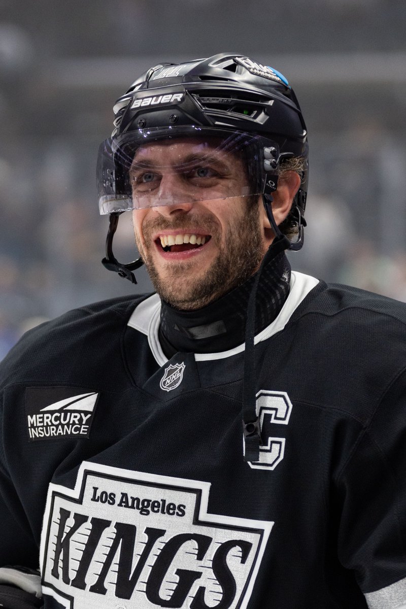 Playing in his 1,400th career NHL game tonight, captain Anze Kopitar is just the SEVENTH player in league history to reach the 1,400-game mark at an even 700 home and 700 road game split.