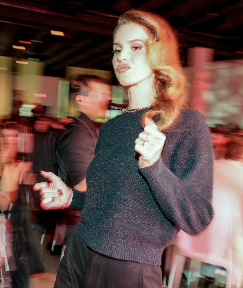 LDRWorld1's tweet photo. Lana Del Rey dançando 💕 https://t.co/PtqGCXTDSA