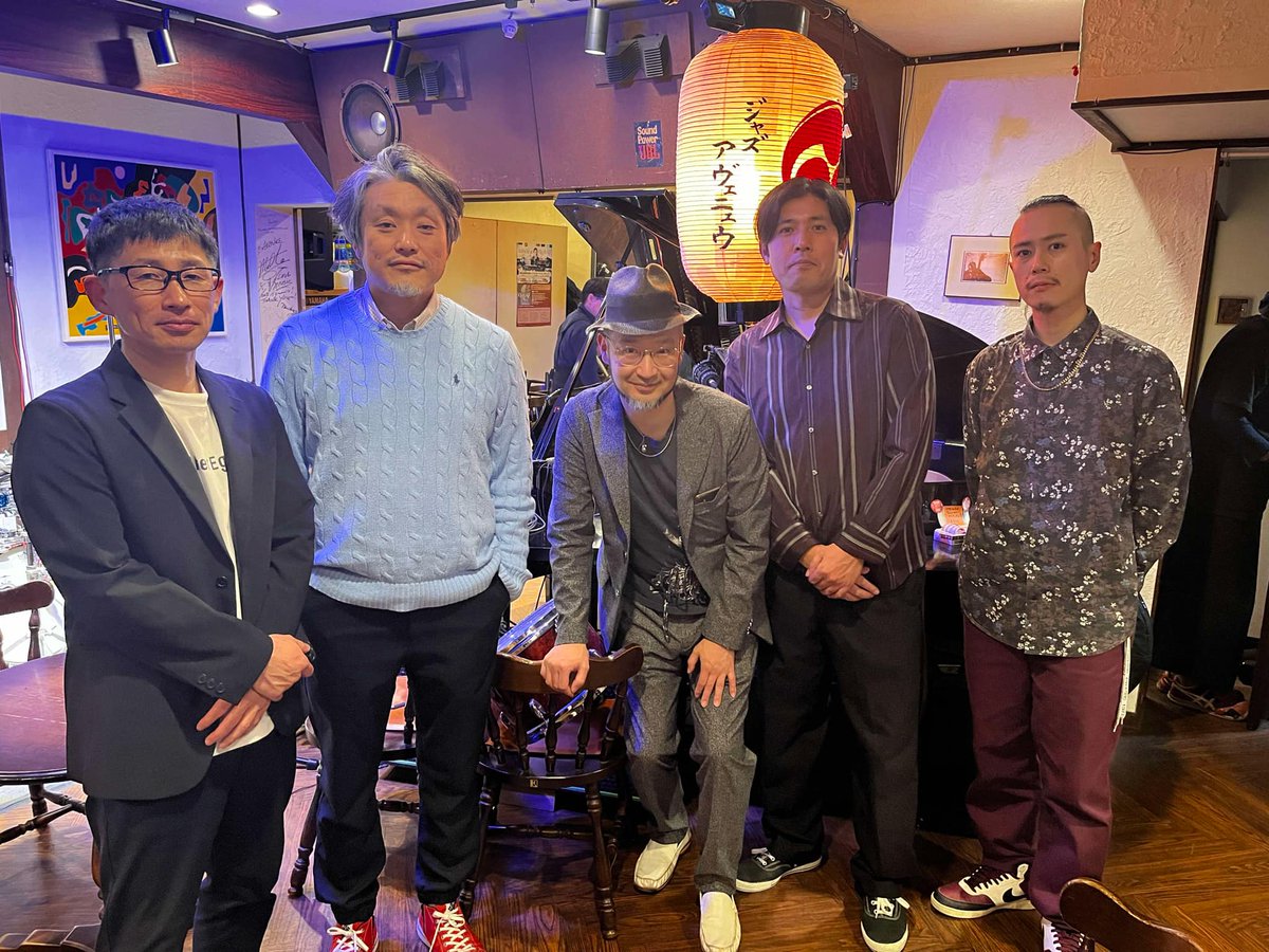 聖地アヴェニュウでのライブ
無事に終了！

20年かけて
やっと見つけた仲間と
やっと辿り着いた場所

誰でも良いわけではない
どこでも良いわけではない

いつまでも続くものではない
1年1年、大切にやっていこう

観て頂いた皆様に
深く感謝します！

#alterego瀬戸内