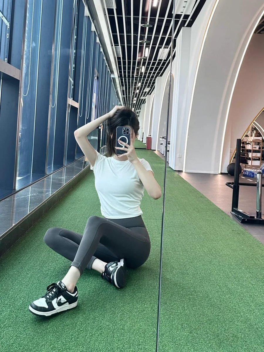 orientalli's tweet image. Striking a pose on the gym's green turf.