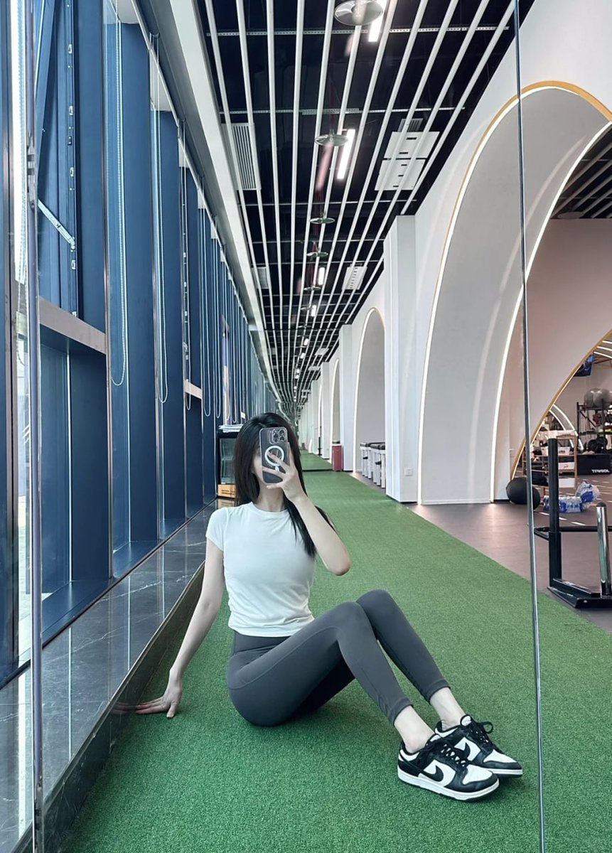 orientalli's tweet image. Striking a pose on the gym's green turf.