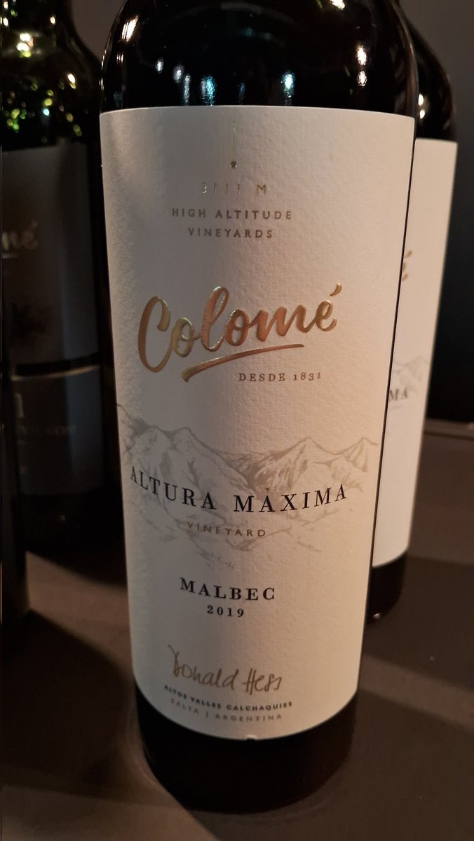 galobasu's tweet image. Hoy me reconcilié con el Altura Máxima de @BodegaColome (habíamos probado un 2017 que estaba picado). Moraleja, este vino necesita corcho DIAM y no natural.