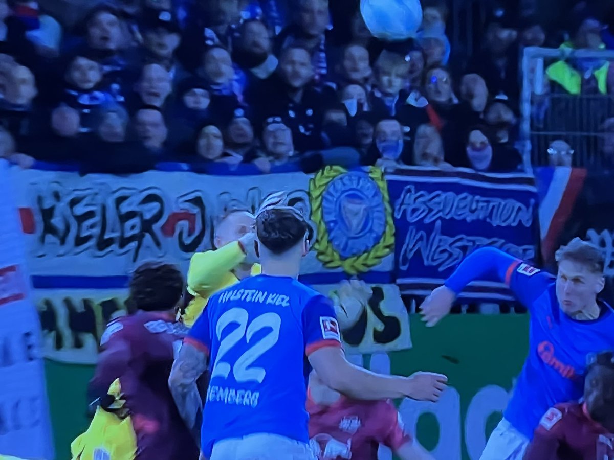 graefe_manuel's tweet photo. #Bundesliga #Schiedsrichter #KSVRBL 
Elfer für Kiel-für RBL?
Zutreffend vom Kieler in Sportschau geäußert: ,gibt Ref beide Elfer nicht, kann man mit leben!‘
Aber wenn einer, ist es eher der für Kiel als der für Leipzig-andersrum grotesk: TW RBL trifft Kieler mit Arm am Hinterkopf https://t.co/tefJeMZLtR