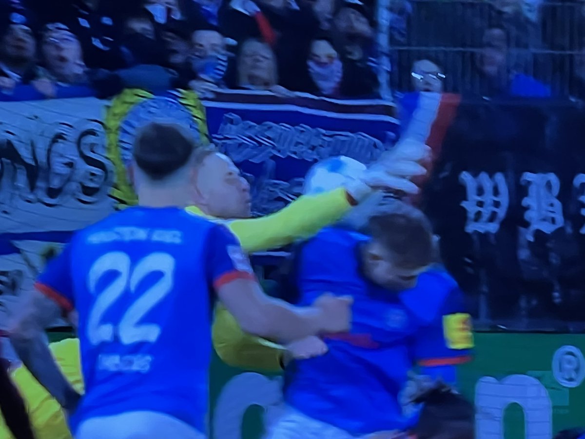 graefe_manuel's tweet photo. #Bundesliga #Schiedsrichter #KSVRBL 
Elfer für Kiel-für RBL?
Zutreffend vom Kieler in Sportschau geäußert: ,gibt Ref beide Elfer nicht, kann man mit leben!‘
Aber wenn einer, ist es eher der für Kiel als der für Leipzig-andersrum grotesk: TW RBL trifft Kieler mit Arm am Hinterkopf https://t.co/tefJeMZLtR