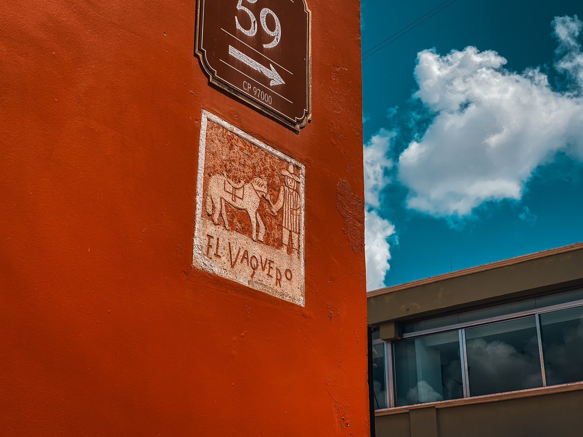 Carleone_lr's tweet photo. La Esquina #ElVaquero, El General Cantón, se encuentra en el cuadrante Noroeste en las calles 59 x 68 y guarda historias que se remontan al siglo XVIII: toros arreando al estilo español, tertulias en el café La Vaquero y el hogar del General Cantón antes del Palacio Cantón. https://t.co/0BwBjJEduZ