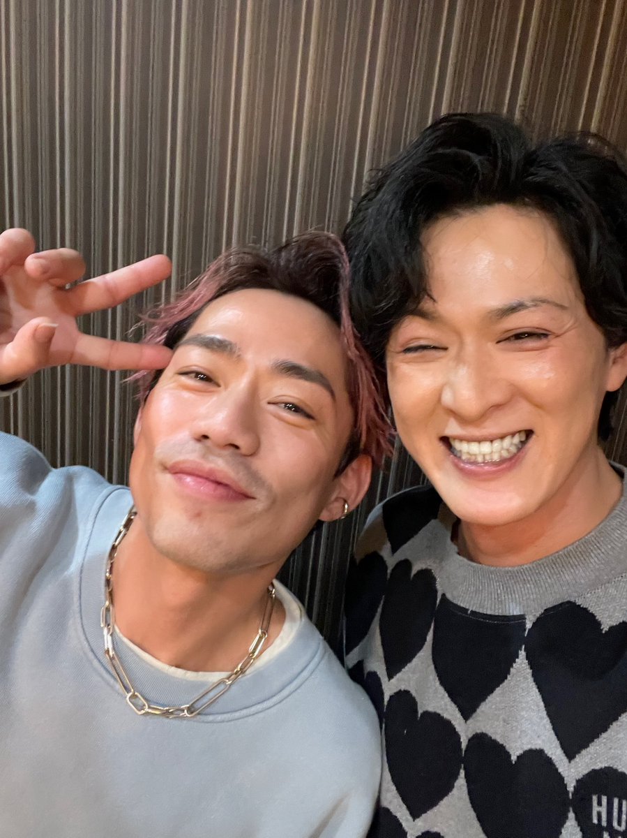 『氷艶』の出演者が多かったことから、 『#プロデューサーズ』を #髙橋大輔 くんが観に来てくれました‼️

「あなたのフィギュアはアートです‼️」

と伝えたかったのです‼️
昔からずっと‼️
ぼくはまったくの素人だけど…。

得点とかじゃなくて、髙橋大輔くんのフィギュアはもはやダンスで、