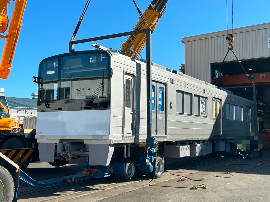工場では20100形第4編成の輸送準備が行われていましたよー。車両輸送