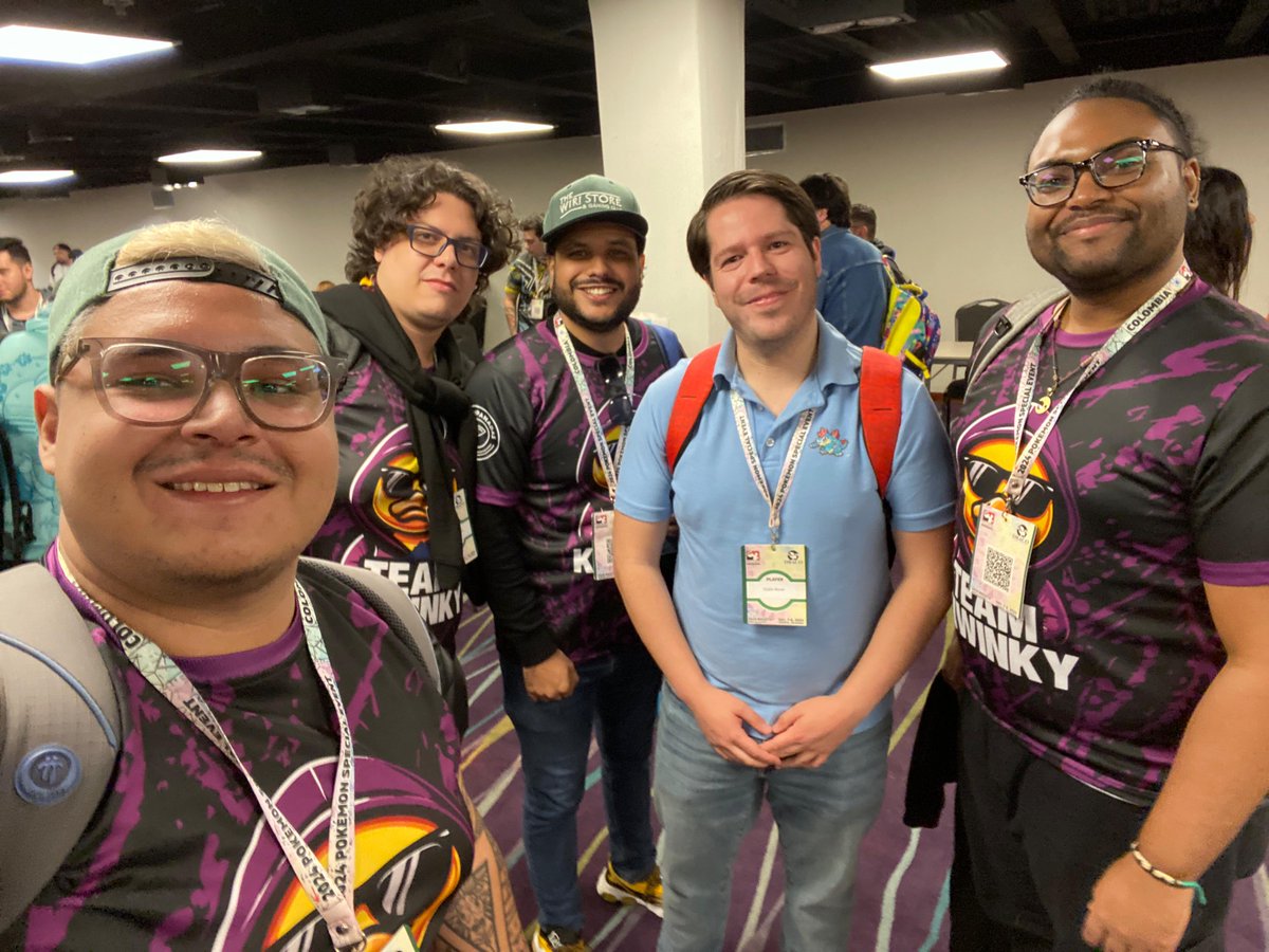 Logré el Día 2 en mi primer evento internacional de Pokémon. Ha sido una experiencia increíble, acompañado de mi Team Kiwinky. Mañana más y mejor! 

Gracias <a href="/tablemon/">Tablemon</a> por la foto, un gusto conocerte.