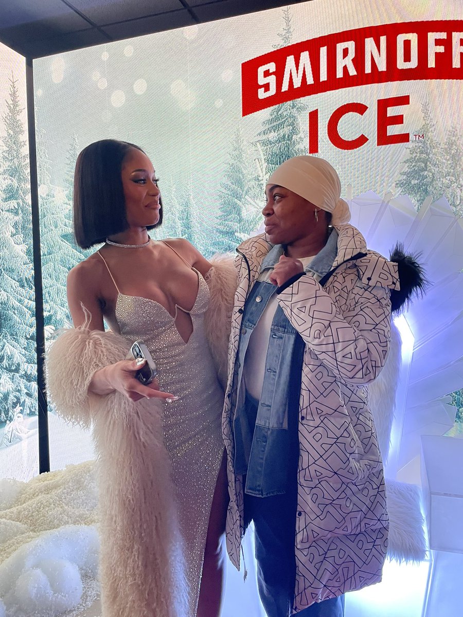 UrbanFashSense's tweet photo. When you just meet but the feeling is mutual 🥹🤍
#IcyGirl @saweetie x @SmirnoffUS 🎄 Pop Up Shop
#smirnoffxsaweetie #nyc #urbanfashionsense #BigSanta https://t.co/0UNQqNnTei