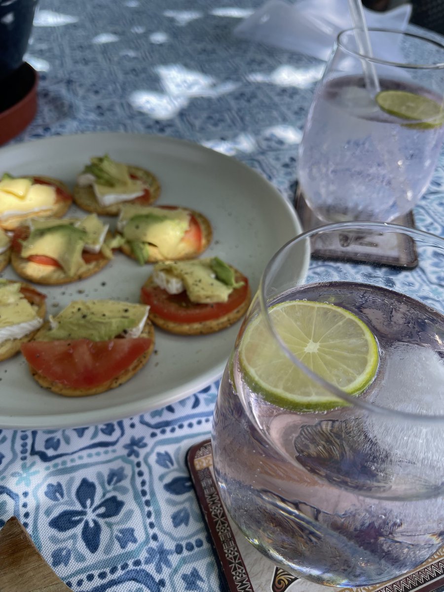 lau_simona's tweet image. G&amp;amp;T, anyone???🍹😊😊🤩🤙🏽 #Summertimevibes 🎄🎵🎶