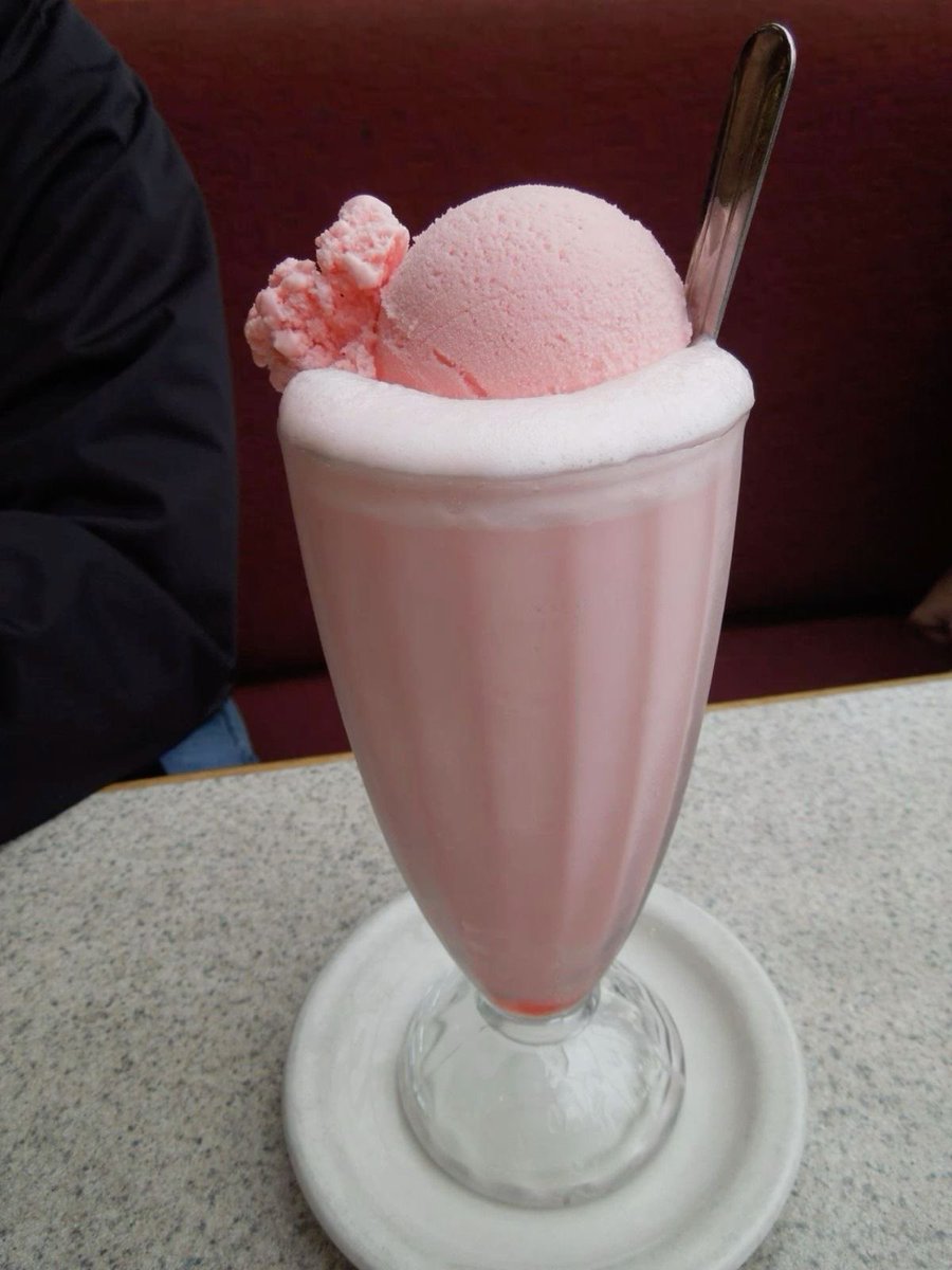 strawbunnybisou's tweet photo. me in dessert form https://t.co/vgfbQuUW4B