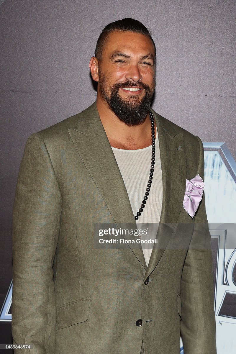 dieworkwear's tweet photo. the jacket is too small for the wearer, causing pulling at the buttoning point and the lapels to buckle away from the chest. compare to jason momoa, who has a larger build but his lapels stay flat against his body. https://t.co/040ZBTOIOc