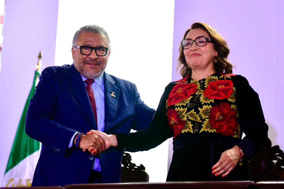 Voces Mexiquenses (@lasvoces_edomex) on Twitter photo 🔴 RINDE PROTESTA <a href="/azucenacisneros/">Azucena Cisneros</a> COMO ALCALDESA CON GRAN DISCURSO QUE ENAMORA A ECATEPEQUENSES
- Tal vez el mejor discurso pero con bases firmes, es lo que enamoró a los habitantes de Ecatepec en la toma de protesta de la nueva edil, Azucena Cisneros Coss.
<a href="/horacioduarteo/">Horacio Duarte Olivares</a> 🔴 RINDE PROTESTA <a href="/azucenacisneros/">Azucena Cisneros</a> COMO ALCALDESA CON GRAN DISCURSO QUE ENAMORA A ECATEPEQUENSES
- Tal vez el mejor discurso pero con bases firmes, es lo que enamoró a los habitantes de Ecatepec en la toma de protesta de la nueva edil, Azucena Cisneros Coss.
<a href="/horacioduarteo/">Horacio Duarte Olivares</a>