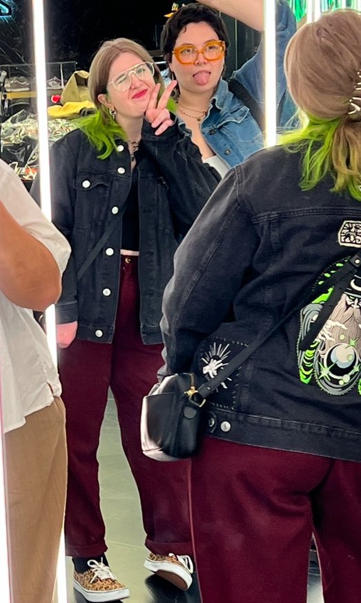 ria_tee's tweet photo. did not realize how much this jacket meant to me until it was gone and i started crying please #PAXUnplugged community come through #PAXu

#BringHerHome #FindRiasJacket @pax https://t.co/HjTRKw5kXO