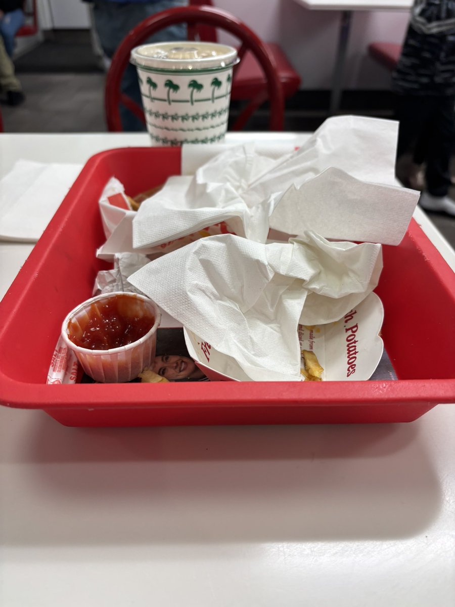 megasteve6000's tweet photo. Here at in n out when did high schoolers start looking so good https://t.co/9wiJRVcLva