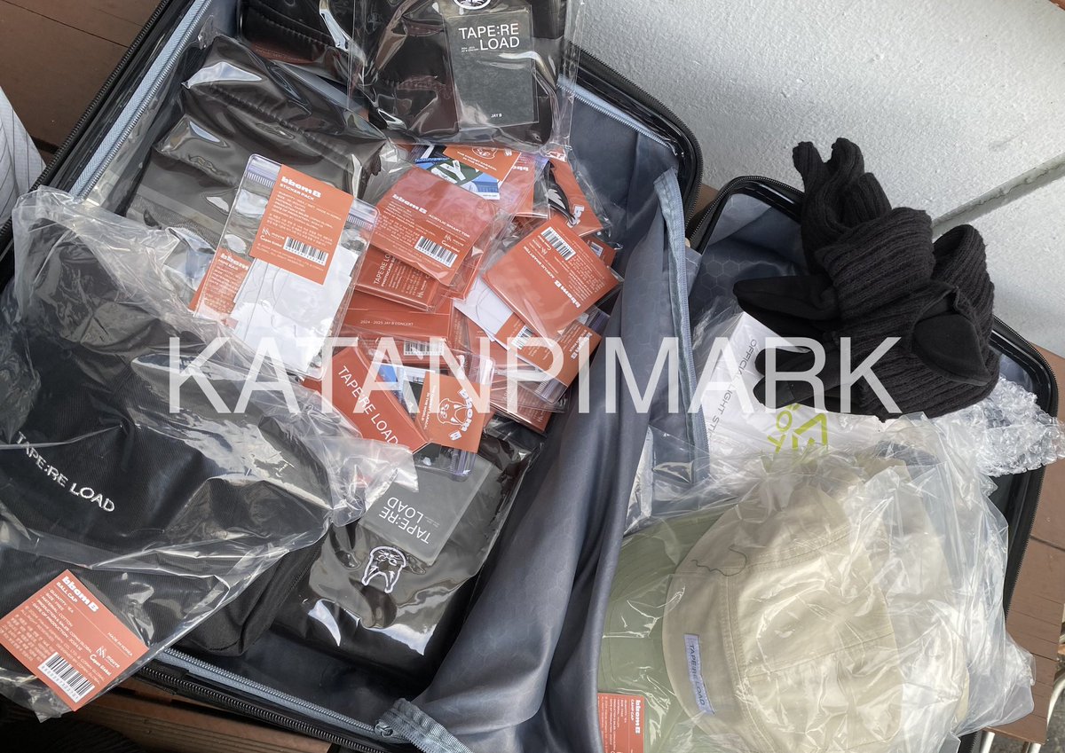 Katanpimark's tweet photo. สรุปรวมผลประกอบการรับหิ้ว พวงกุญแจอีก80กว่าอัน พร้อมกับอดนอนรวม 43ชั่วโมง 😂😂 งานอื่นใครจะจ้างหิ้วอะไรทักได้น้า
#KTupdate #KTรีวิว #กตัญรับหิ้ว https://t.co/SVFpv5LDNd