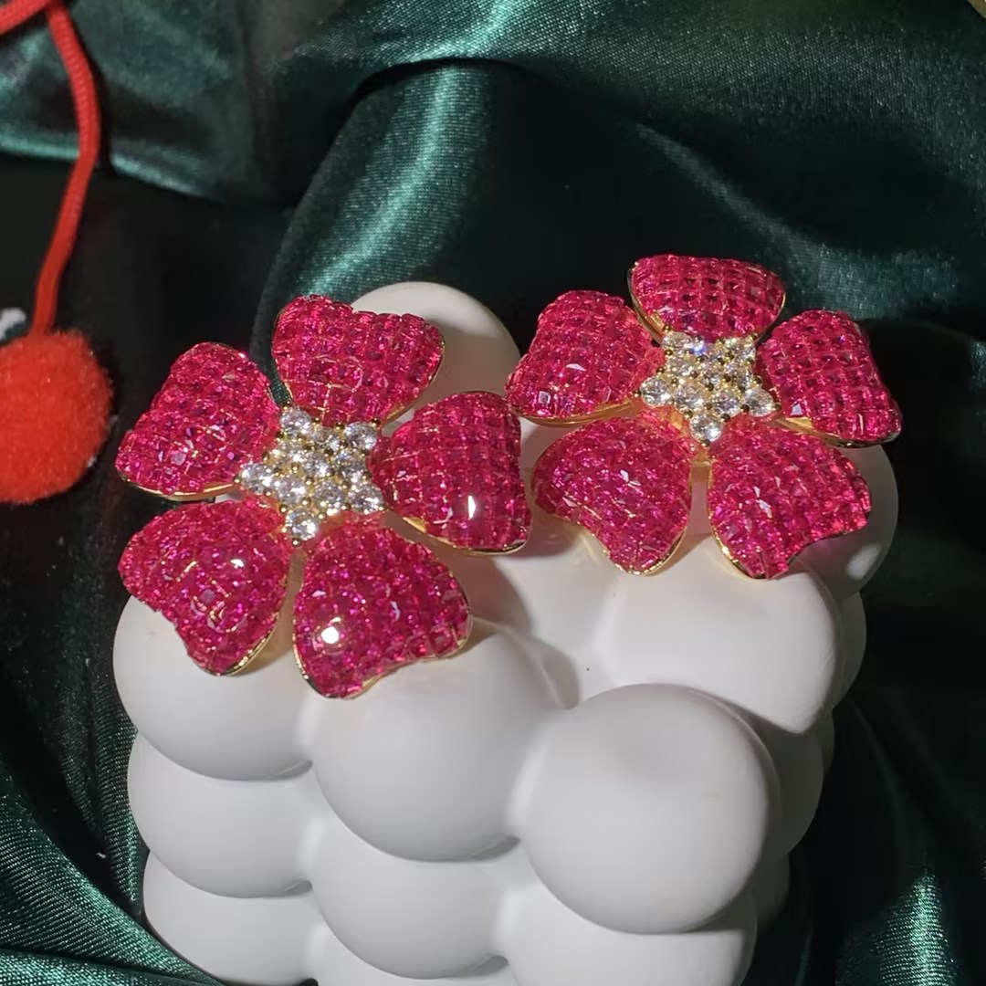 sayabling's tweet photo. Buy 17ctw Ruby Flower Statement Stud Earrings at #sayablingjewelry
Shop here https://t.co/7438WmPNYu

#RubyStudEarrings #FlowerStatementJewelry #LuxuryJewelry #SayablingJewelry #BoldGemstoneEarrings #ElegantRubyEarrings #HighEndJewelry #VibrantJewelryDesign #FloralJewelry https://t.co/8q1an5Bqec