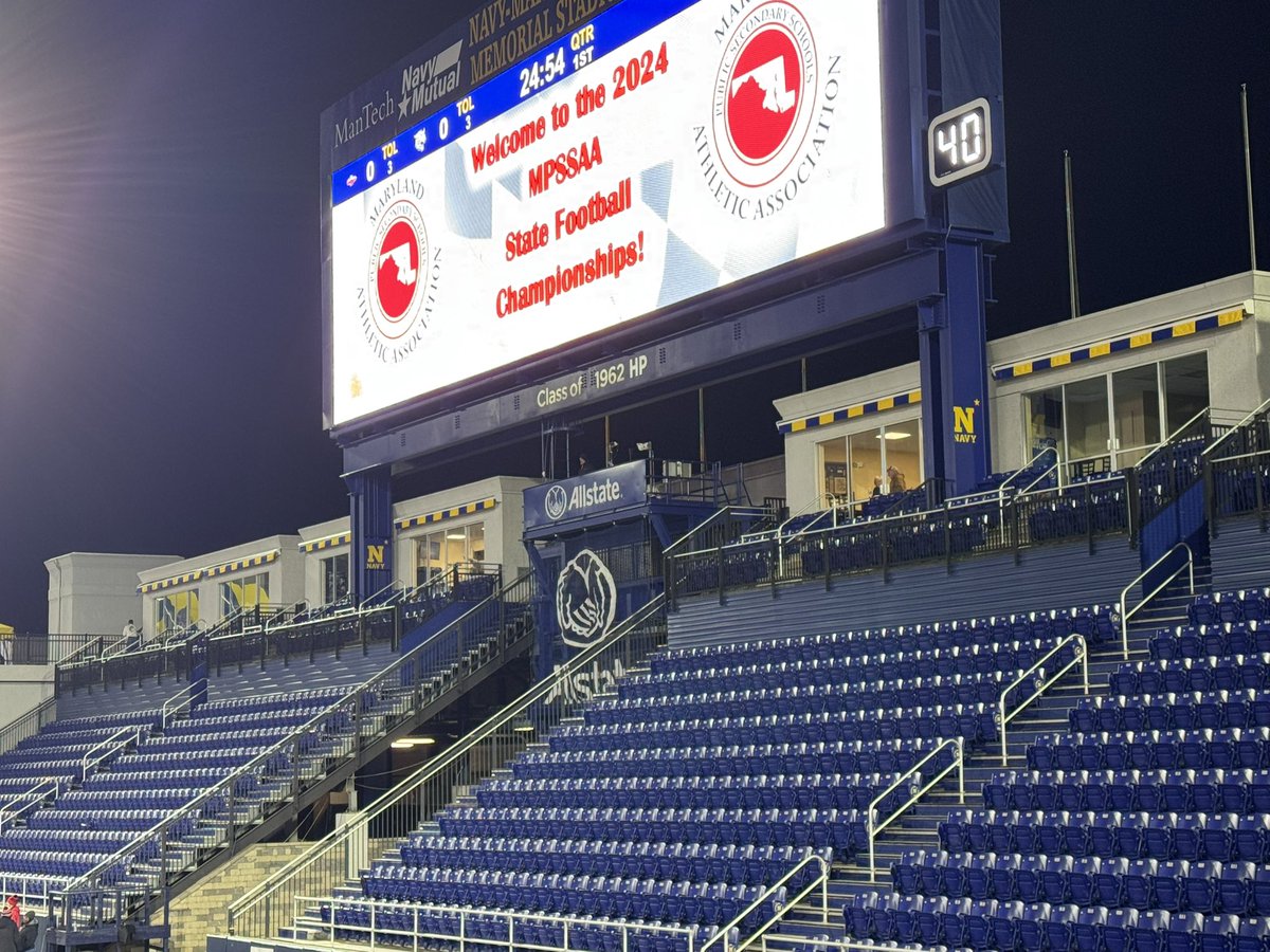 RaedaZ_fcps's tweet photo. Braving the cold to watch the LHS Football State Championship Game. Go Lancers, Band, Cheer, and Poms. #LHSCommUNITY https://t.co/uHj41Z8ei0
