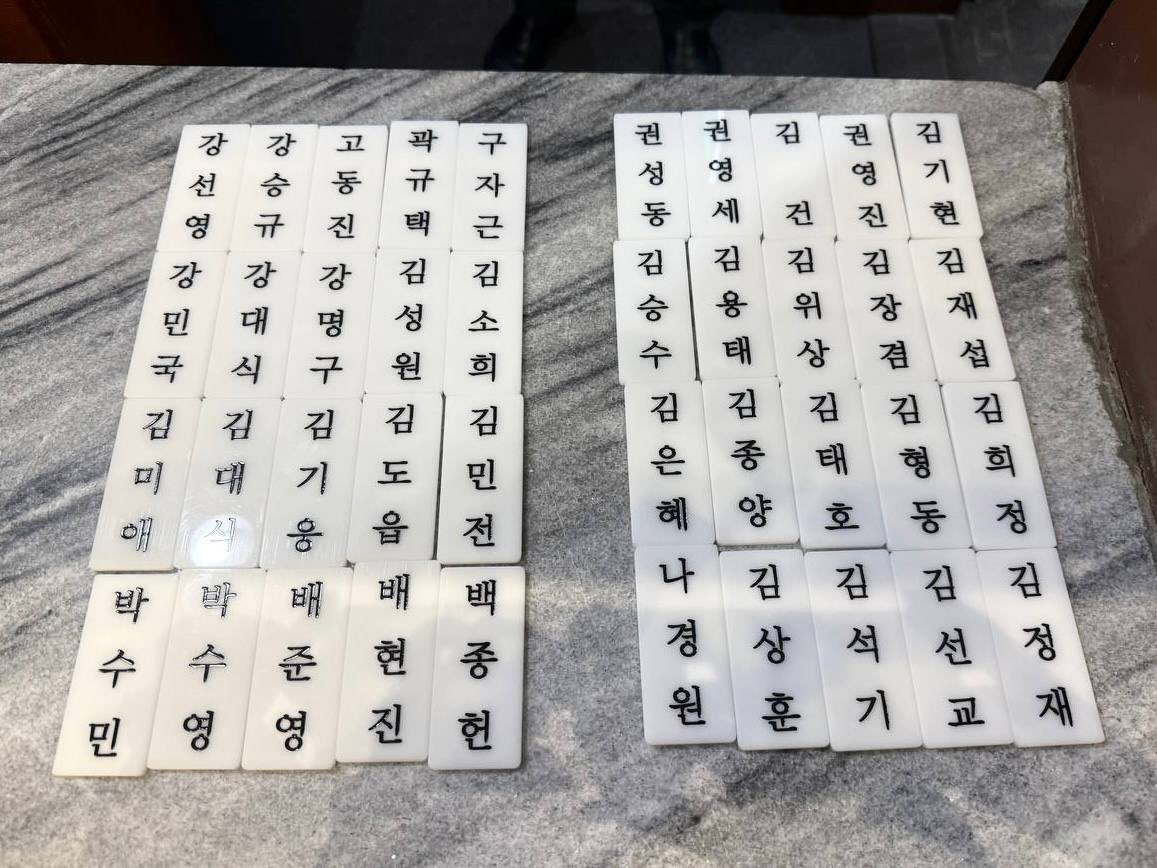 ujungsalong's tweet photo. ■ 내란수괴 윤석열의 편에 선 부역자 105명의 이름을 기억합니다

https://t.co/4us32menXO

어제 본회의장에서 국민의힘 의원 108명의 이름이 하나하나 호명됐습니다. 민주당이 먼저 부르면 광장의 시민들이 따라 외쳤습니다. 함께 기록하고 기억했습니다. 역사의 한 장면에 영원히 박제된 겁니다. 

108명 중 안철수 의원은 끝까지 자리를 지켰고 당론에 따라 퇴장했던 김예지, 김상욱 의원은 다시 돌아와 표결에 참여했습니다. 탄핵에 대한 찬반을 넘어 국회의원의 본분을 지킨 세 분께 박수를 보냅니다. 

하지만 나머지 105명의 의원들은 강대식, 강명구, 강민국 이렇게 이름을 불러도 끝내 돌아오지 않았습니다. 때 아닌 의원 총회를 하겠다며 국회법을 거스른 투표 방해 행위도 서슴지 않았습니다.

결국 윤석열 탄핵소추안 투표는 의결 정족수를 못 채워 무산됐습니다. 국회의원으로서의 책임과 의무는 물론이고 권리와 양심까지 내다 버린 셈입니다. 

밖에서는‘윤석열을 탄핵하라’는 시민들의 함성이 쩌렁쩌렁 울리는데 자기들끼리 모여 앉아 눈감고 귀 막고 머리까지 모래에 처박은 꼴입니다. 잠긴 회의실에서 김건희 성상을 모시고 윤석열 경전을 읽으며 경배라도 했던 겁니까? 국민의힘이 아닌 국민의적입니다. 

국회의원 개개인은 자신의 이름을 건 헌법기관입니다. 하지만 국민의힘은 서로가 서로를 못 믿어 또아리 틀고 묶어야 하는 가련한 정당입니다. 

가련하고 저열한 건 죄가 아니지만 윤석열 탄핵안을 부결시킨 건 명백한 잘못입니다. 자신들도 내란 수괴의 종범이라는 고백과 다름없습니다. 

국민을 총칼로 위협한 내란 수괴를 옹호하는 정당은 범죄 집단이고 내란 부역 정당입니다. 하루 빨리 해체해야 마땅한 위헌정당입니다. 

꽉 찬 광장과 텅 빈 국회! 우리 헌정사는 국민의힘 소속 의원 105명을 윤석열의 셀프 쿠데타와 내란죄 책임을 묻는 역사적인 표결에 불참한 이들로 기록할 겁니다. 역사의 심판 앞에 이들의 책임을 독하게 묻겠습니다. 국민의힘은 국민들의 힘을 이길 수 없습니다.

2024년 12월 8일
더불어민주당 공보국