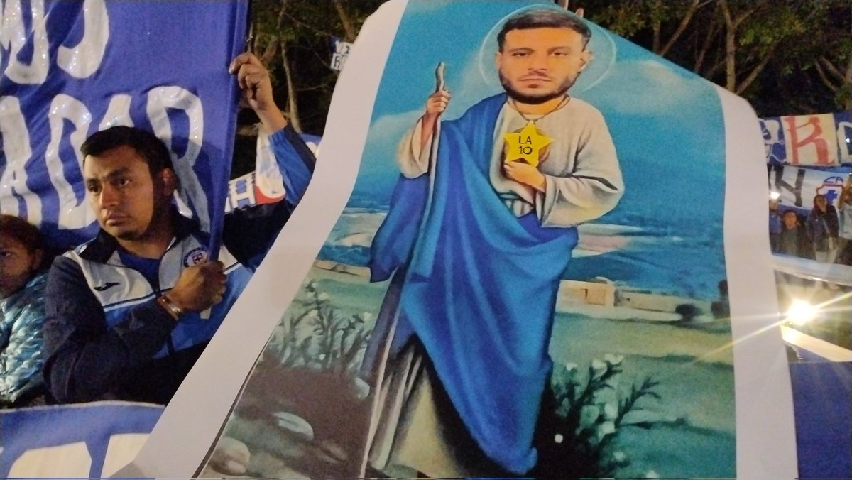 Rhevolver's tweet photo. Jajajajaja no mamen imprimieron la imagen de San Martin Anselmi y se la fueron a poner afuera del hotel los amo hijos de perra 🤣 https://t.co/26GpopX9jb