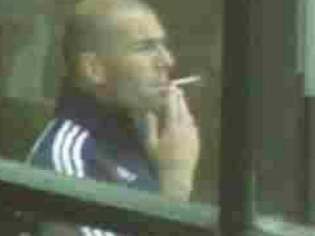 futnostalgico's tweet photo. 🗣️ Carlos Alberto:

A gente (Porto) ia jogar contra o Real Madrid e o Mourinho falou assim: 'Vou te dar uma missão, você vai pegar o Zidane'. Eu respondi: 'Mestre, ali não tem como pegar não'. Coincidentemente cai doping com Zidane, e ele fala português fluente.. Daqui a pouco, ele acendeu um cigarro e disse: 'E aí, miúdo, queres um trago?'. Falei que sim, por favor", disse.

"Sabe onde fiquei emocionado? Falei: 'Chefe, tem como me dar a camisa?'. Ele respondeu: 'Vou te dar a camisa e vou falar mais: nunca vi um moleque fazer o que você fez comigo, você não me respeitou'. Me deu. Tem outras coisas que considero um troféu, mas essa parada no futebol me marcou muito. Um jogador como ele reconhecer o que fiz naquele jogo".

Obs: Carlos Alberto nunca jogou contra Zidane, só enfrentou o Real Madrid uma vez, em 2007.

Nostálgico!