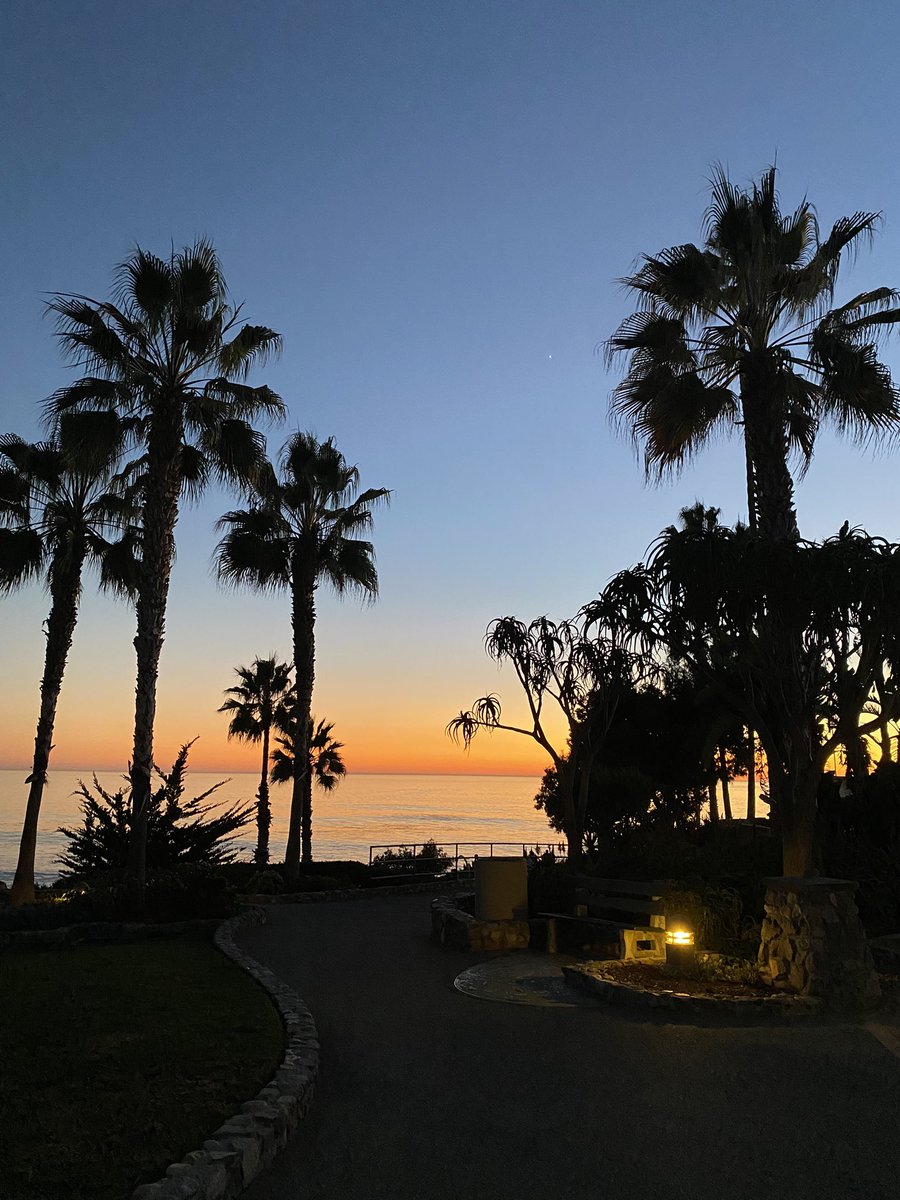 ARajab_27's tweet photo. Laguna Beach sunset>>>🫶🏻🌅 https://t.co/4Vao9RH8Ag