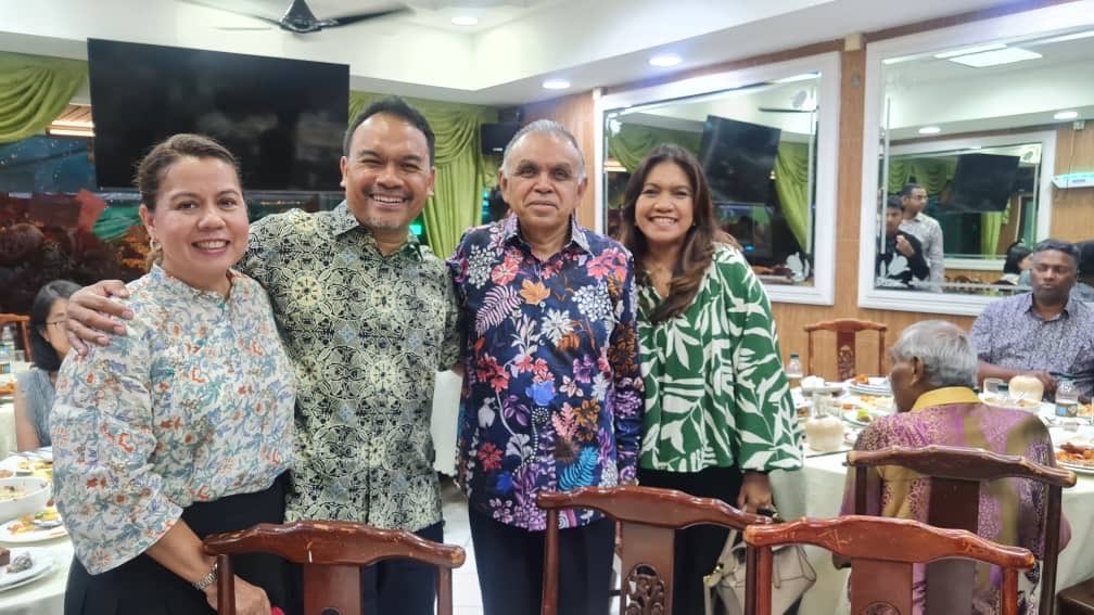 MuzHisham's tweet photo. Congratulations #Kayu best #Nasikandar in the world on your 50th anniversary. A special thanks to this great man Haji Burhan your friendship to our family ⁦⁦@happycha2cha3⁩ ⁦@theirishreid⁩ https://t.co/qdc42TF3fw