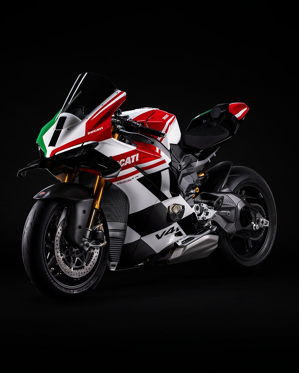 DucatiMotor's tweet photo. 💚 Both sides tell a story ❤️
Presenting the new Panigale V4 Tricolore. Past, present and future in a collector's edition. https://t.co/UIRe7D21tw https://t.co/a2VWLQyiEq