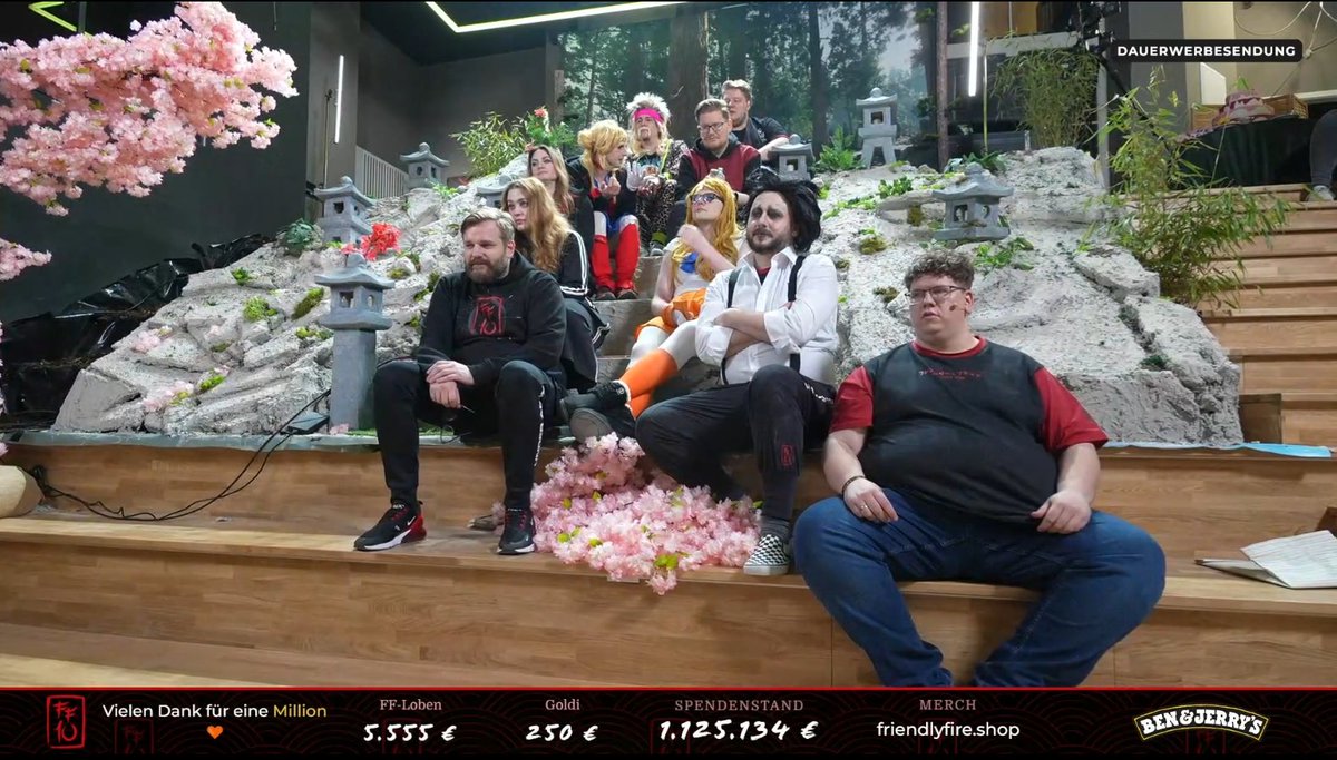 Max_1701's tweet photo. Schönes Video jetzt am Ende, 10 Jahre Friendly Fire. Und heute noch über 1,1 Mio. geholt. Da kann man auch mal Zwiebeln schneiden... einfach toll! #FriendlyFire10 https://t.co/GmFYXFctCz