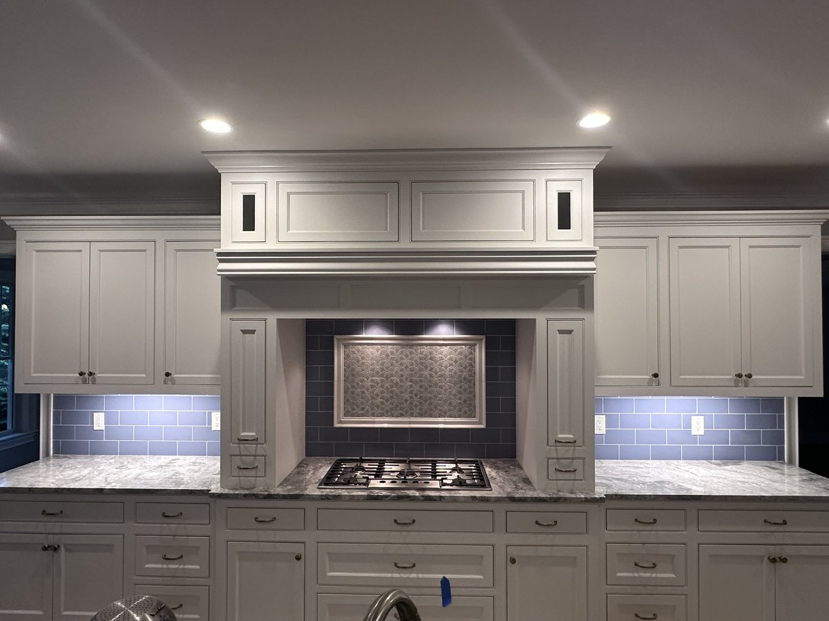 daviemactile's tweet image. Framing beauty with precision—this backsplash blends intricate mosaic art with classic subway tiles for a kitchen masterpiece! #tileinstallation #interiordesign