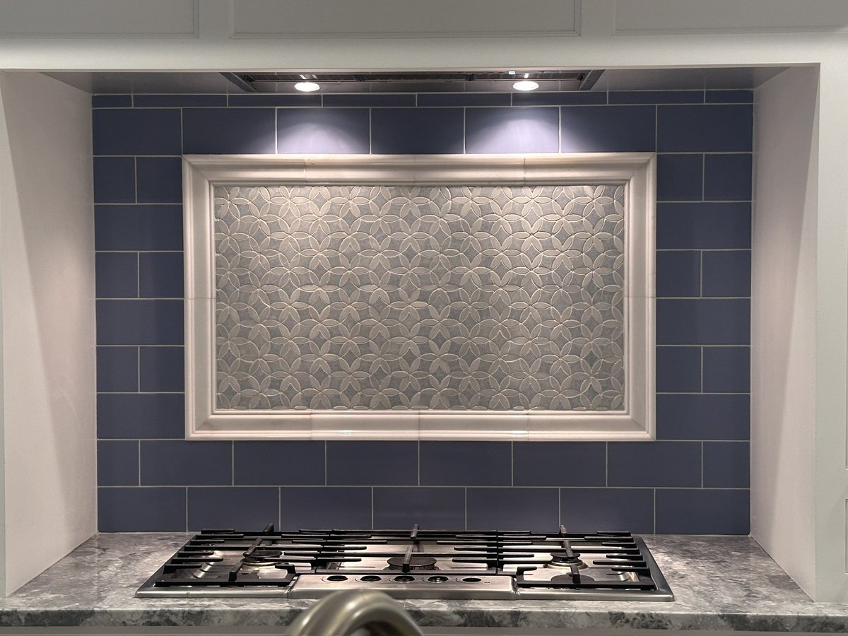 daviemactile's tweet image. Framing beauty with precision—this backsplash blends intricate mosaic art with classic subway tiles for a kitchen masterpiece! #tileinstallation #interiordesign