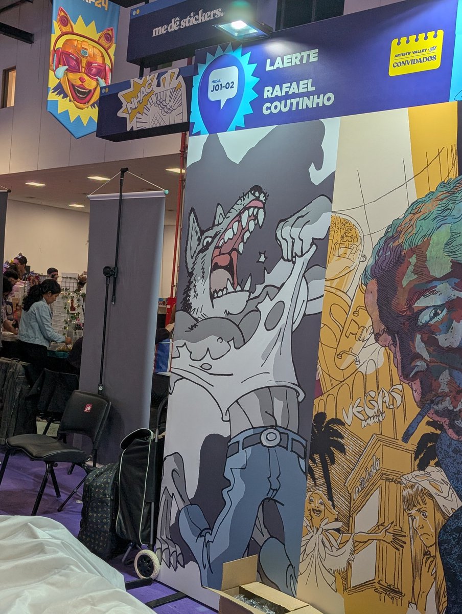 FalaZelda's tweet photo. Gente e a @LaerteCoutinho1 que não apenas foi pra CCXP como a mesa dela tem o lobo "LAERTE EU NÃO ENTENDI" 😭😭💙💙 PERFEITA https://t.co/jScI50lFw1