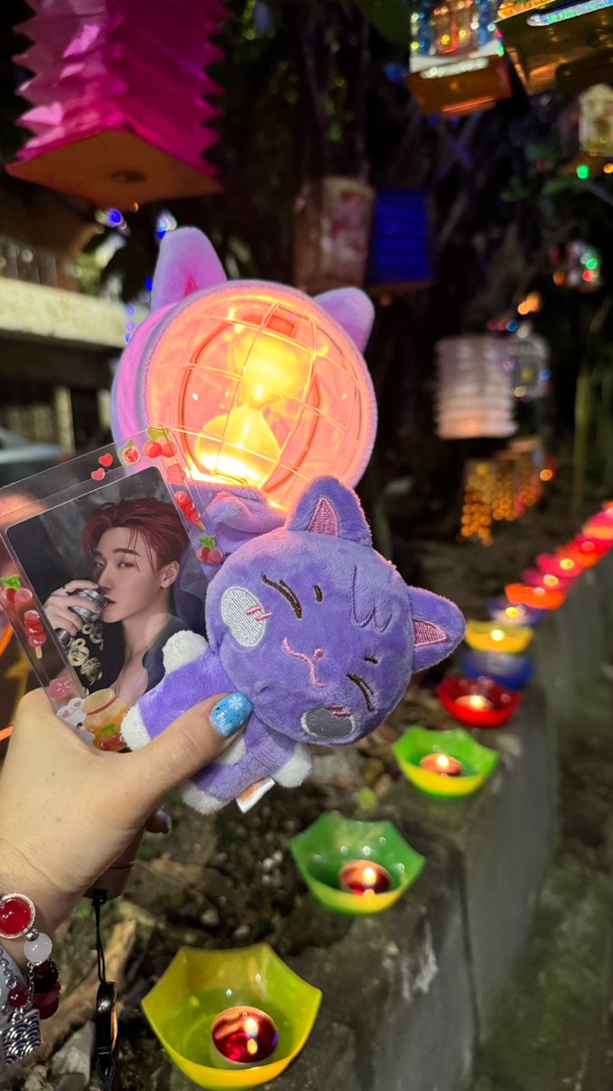 AteezColombia's tweet photo. [🕯️] ATINY, STAY y Fans del K-pop 

Hoy, en el Día de las Velitas, nos unimos para hacer un deseo especial. Como  fans incluimos a nuestros grupos favoritos en nuestros deseos y anhelos, y en este día tan especial, nos permitimos soñar con la posibilidad tenerlos visitando nuestro País ❤️

Incluimos en nuestros deseos la emoción de verlos en el escenario, la energía de su música y la conexión que sentimos con ellos ✨

Así que, en este Día de las Velitas, prendamos nuestras velitas y hagamos un deseo de tener a nuestros adorados chicos en Colombia 💕

#STRAYKIDSENCOL #ATEEZenColombia
#MasKpopEnColombia #ColombiaQuiereMasKpop
@ATEEZofficial @Stray_Kids