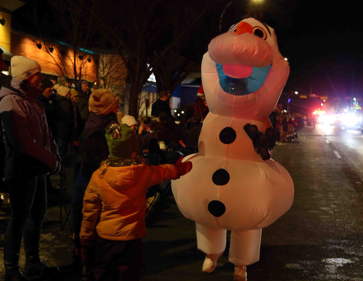 AIR1061FM's tweet image. Airdrie's Santa Claus Parade lit up the streets tonight with festive cheer, sparkling floats, and the jolly man himself! 
#AirdrieSantaParade #HolidayCheer #DiscoverAirdrie #CommunitySpirit