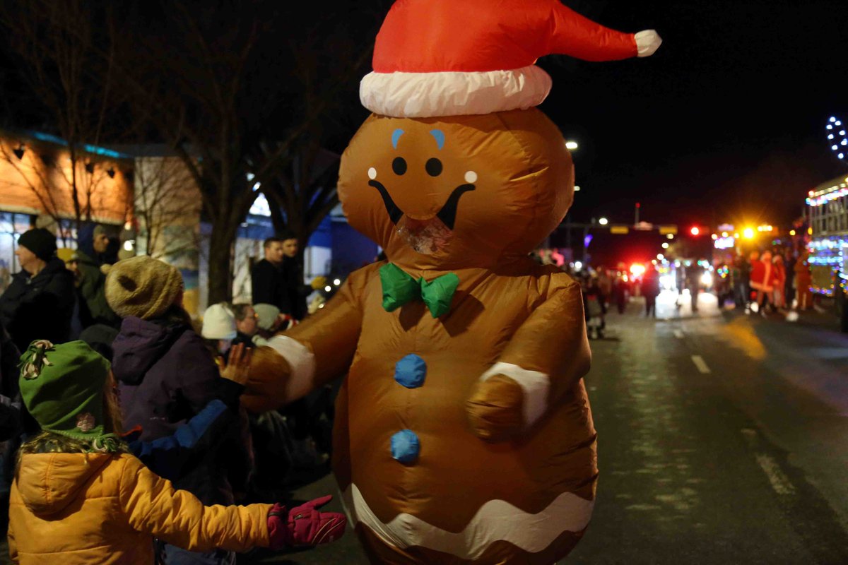 AIR1061FM's tweet image. Airdrie's Santa Claus Parade lit up the streets tonight with festive cheer, sparkling floats, and the jolly man himself! 
#AirdrieSantaParade #HolidayCheer #DiscoverAirdrie #CommunitySpirit