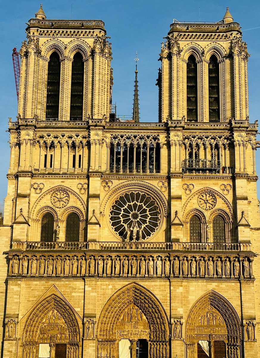 FernandoManilla's tweet photo. Vuelve a abrir  #NotreDameDeParis 

Reconocimiento a aquellos bomberos que arriesgan su vida con dedicación y valor. 

Felicidades #Paris https://t.co/sAaL4WqaOJ