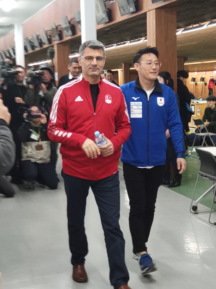 siella623's tweet image. ディケチ選手の競技見に来たんだけど、爽やかな人だしファンサパないわ。
このあと好意でサイン＆２ショ撮影会。

#無課金おじさん #YusufDikec #ユスフ・ディケチ #栃木県ライフル射撃場