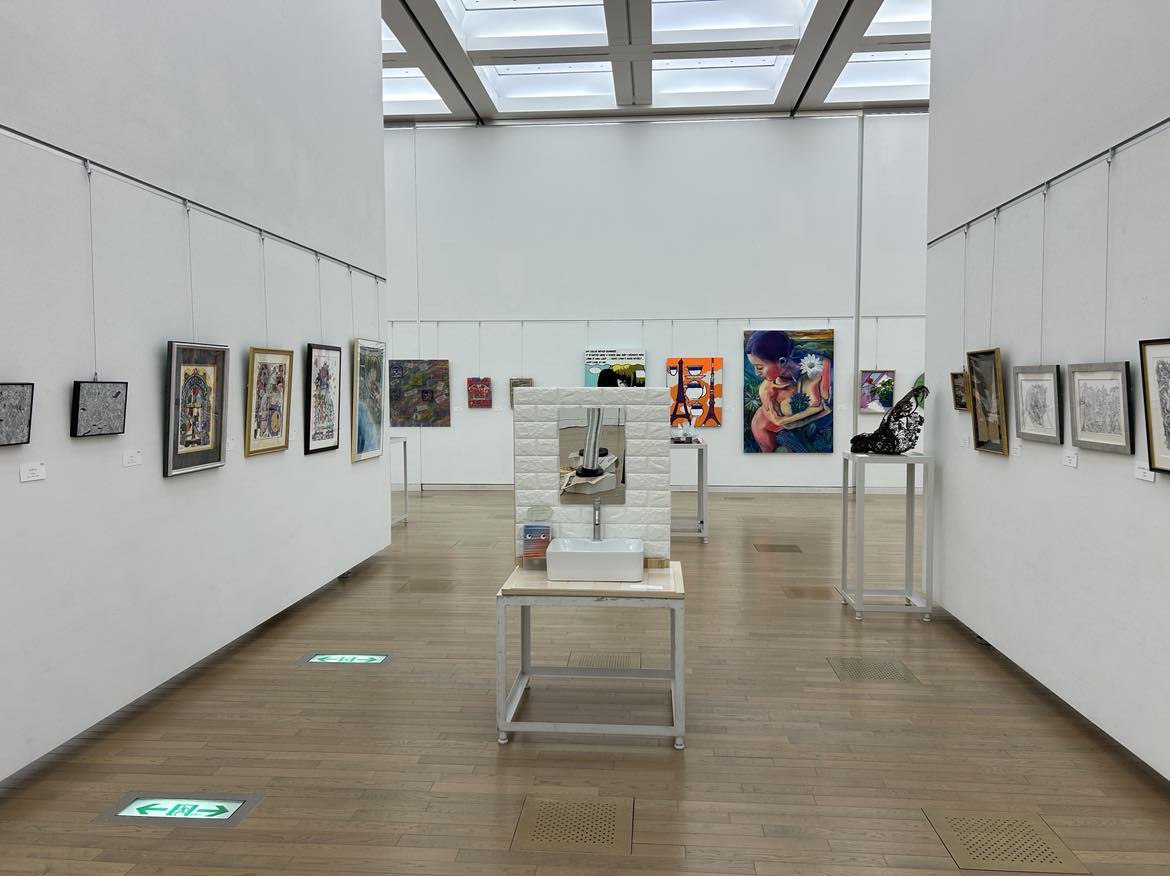 lacda7's tweet photo. 【今日18時まで！】国立新美術館でLAQDAのアート展示

LAQDA活動をアートとして表現し、作家展にて入選となりましたので、「躍動する現代作家展」に参加しております。

タイトル：「月」
アーティスト名：「​LAQDA」
現代アートとして、表は洗面台、裏は絵の立体物です。 https://t.co/QxlZp2PNRg