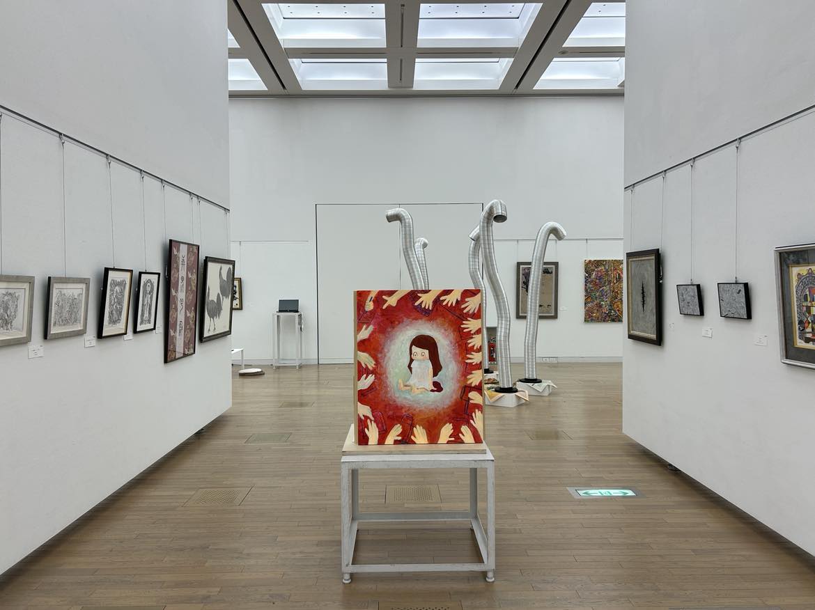 lacda7's tweet photo. 【今日18時まで！】国立新美術館でLAQDAのアート展示

LAQDA活動をアートとして表現し、作家展にて入選となりましたので、「躍動する現代作家展」に参加しております。

タイトル：「月」
アーティスト名：「​LAQDA」
現代アートとして、表は洗面台、裏は絵の立体物です。 https://t.co/QxlZp2PNRg