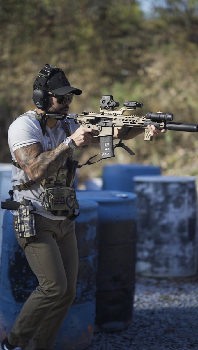 REOP_Media's tweet photo. Running the spear with @GBRSGroup Hydra V2 &amp; MCR Chest Rig. @Huxwrxsafetyco Flow on the end

#gbrsgroup #sigsauer #huxwrx #spear #2a #guns #firearms https://t.co/RVVxLkw8Os
